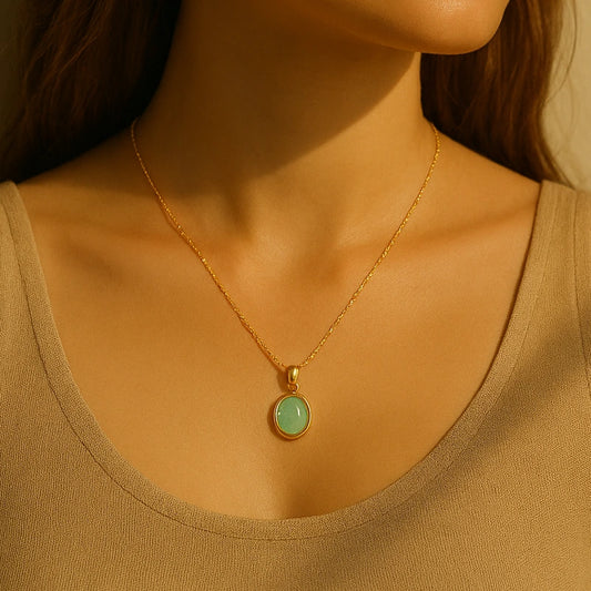 Collier en acier inoxydable avec pierre verte opale