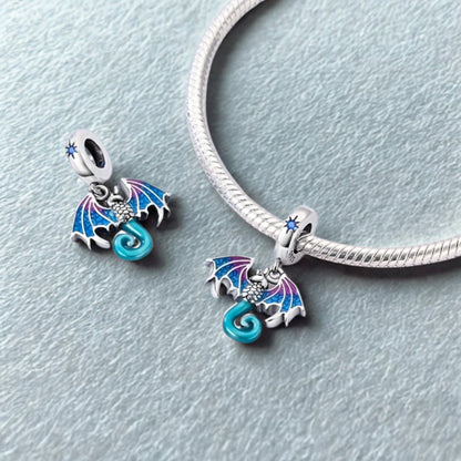 Charm dragon bleu et rose avec ailes ouvertes sur bracelet