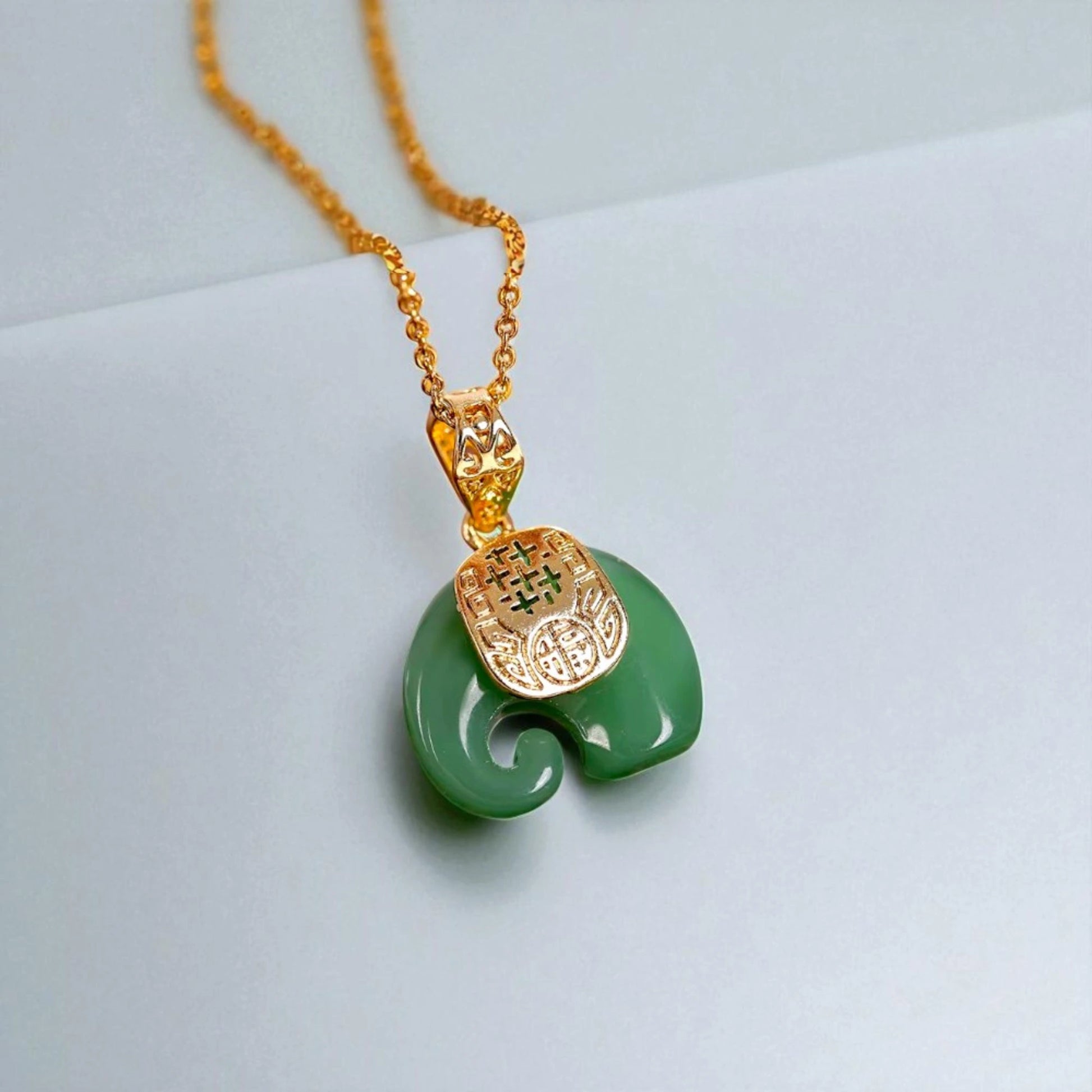 Collier élephant vert pierre jade