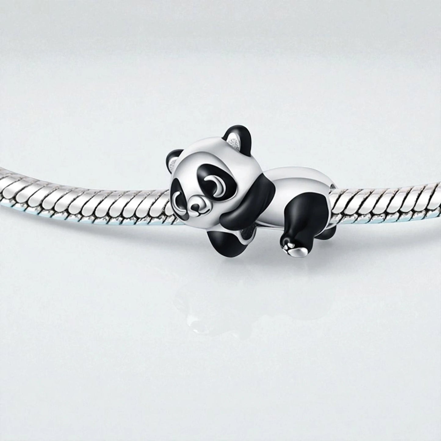 Charm panda accroché sur le bracelet 