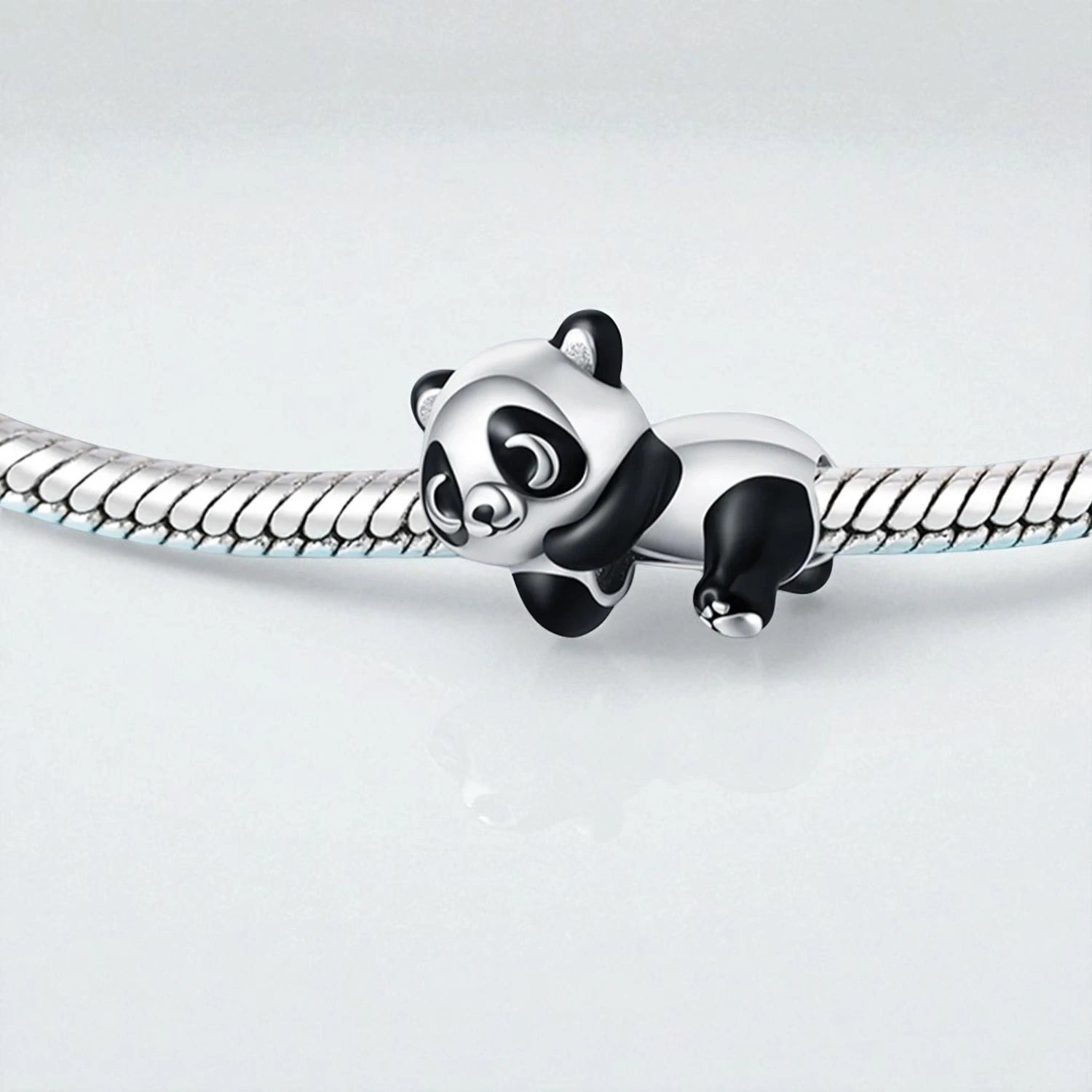 Charm panda accroché sur le bracelet 