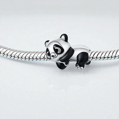 Charm panda accroché sur le bracelet 