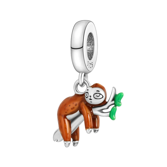 Charm paresseux sur une branche 